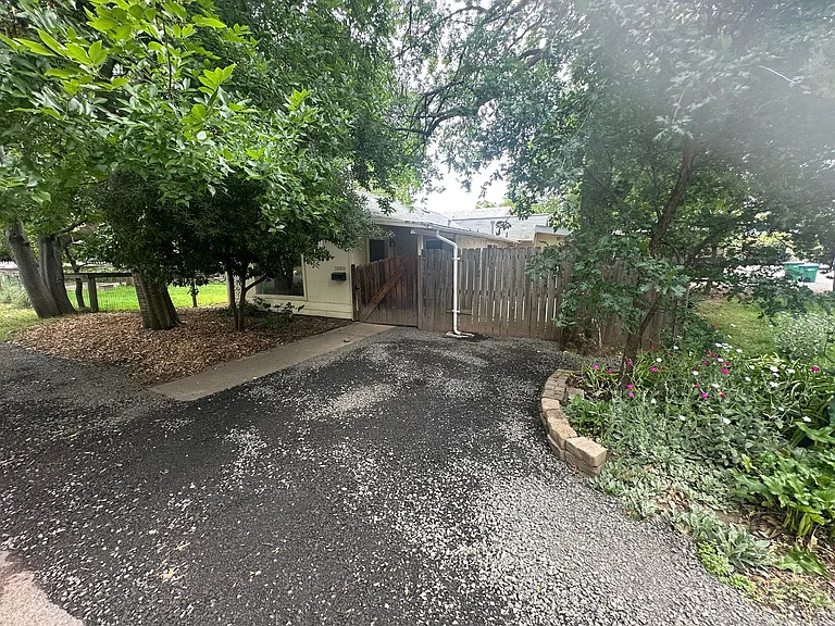 2050 Laburnum Ave — Photo 2
