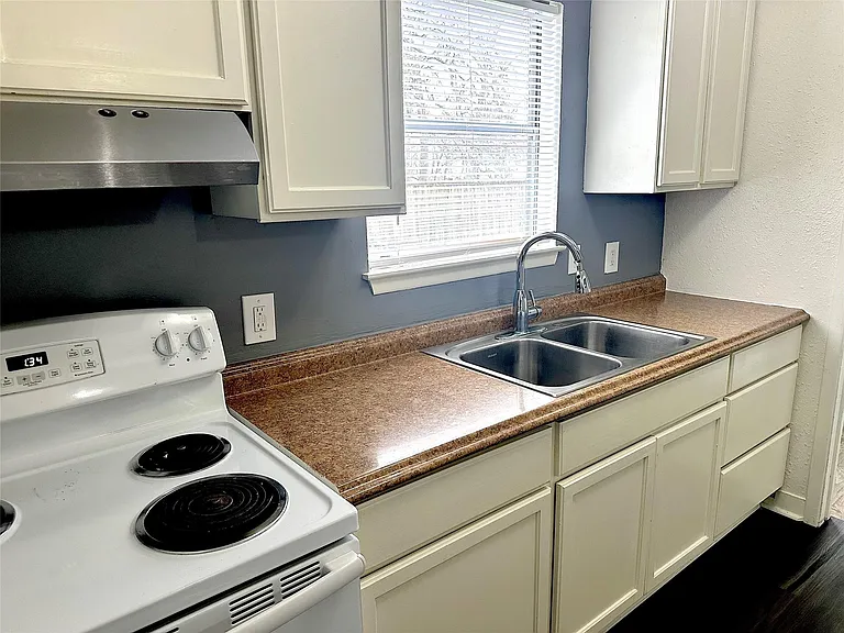 1005 Avenue E 1/2 — Photo 13