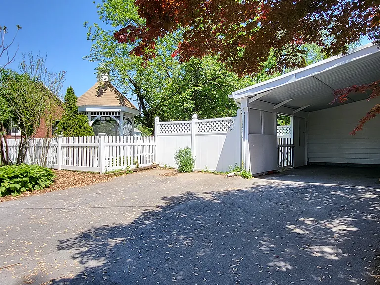156 Doris St — Photo 23