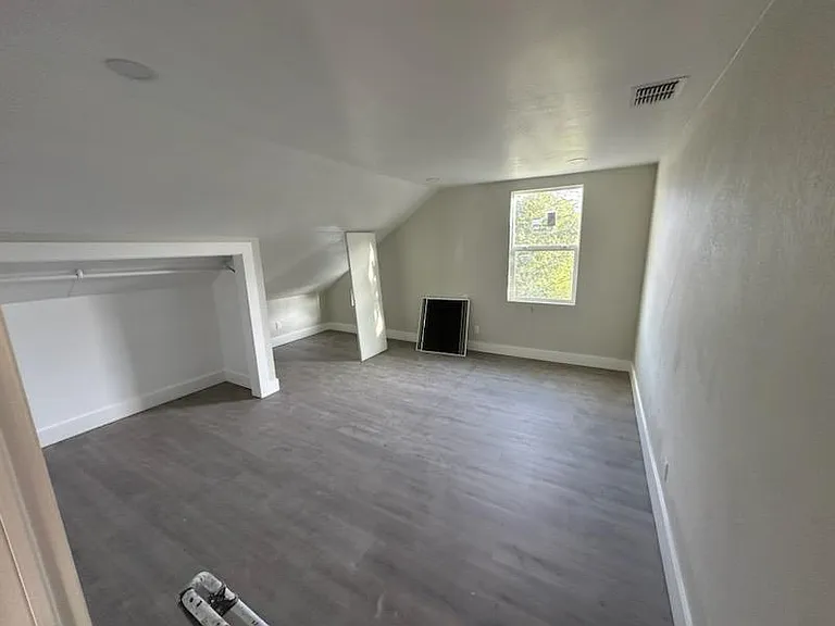 231 W 5th St — Photo 11
