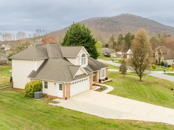 1446 Sweetbriar Ln, Hickory, NC 28602