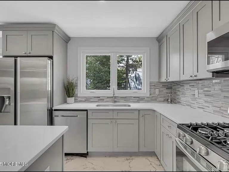 1143 Roe Ave — Photo 2