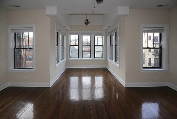 3rd image of 3715 N Wilton Ave