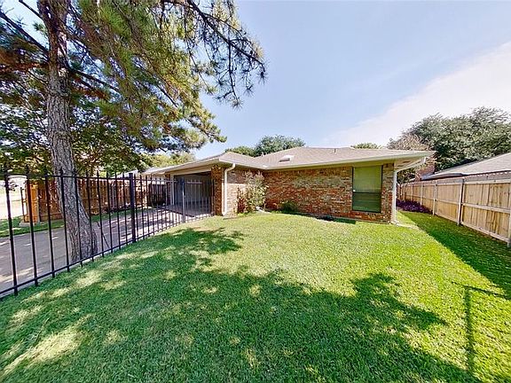 4th image of 215 Willow Wood Pl
