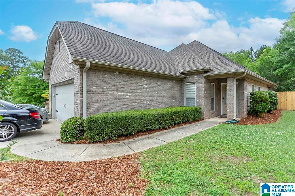 3 bed, 2.0 bath, $2,400 — Photo 2