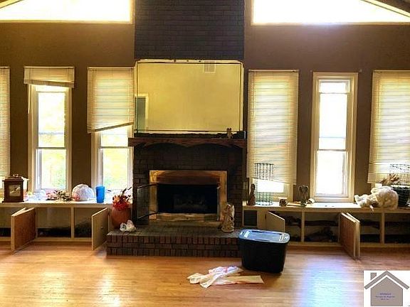 4th image of 4827 Stanley Dr