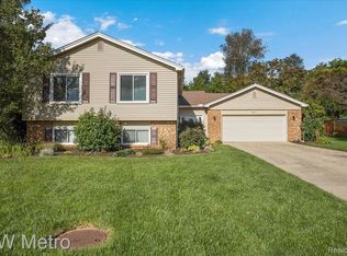 1411 Deerhurst Ct, Rochester Hills, MI 48307