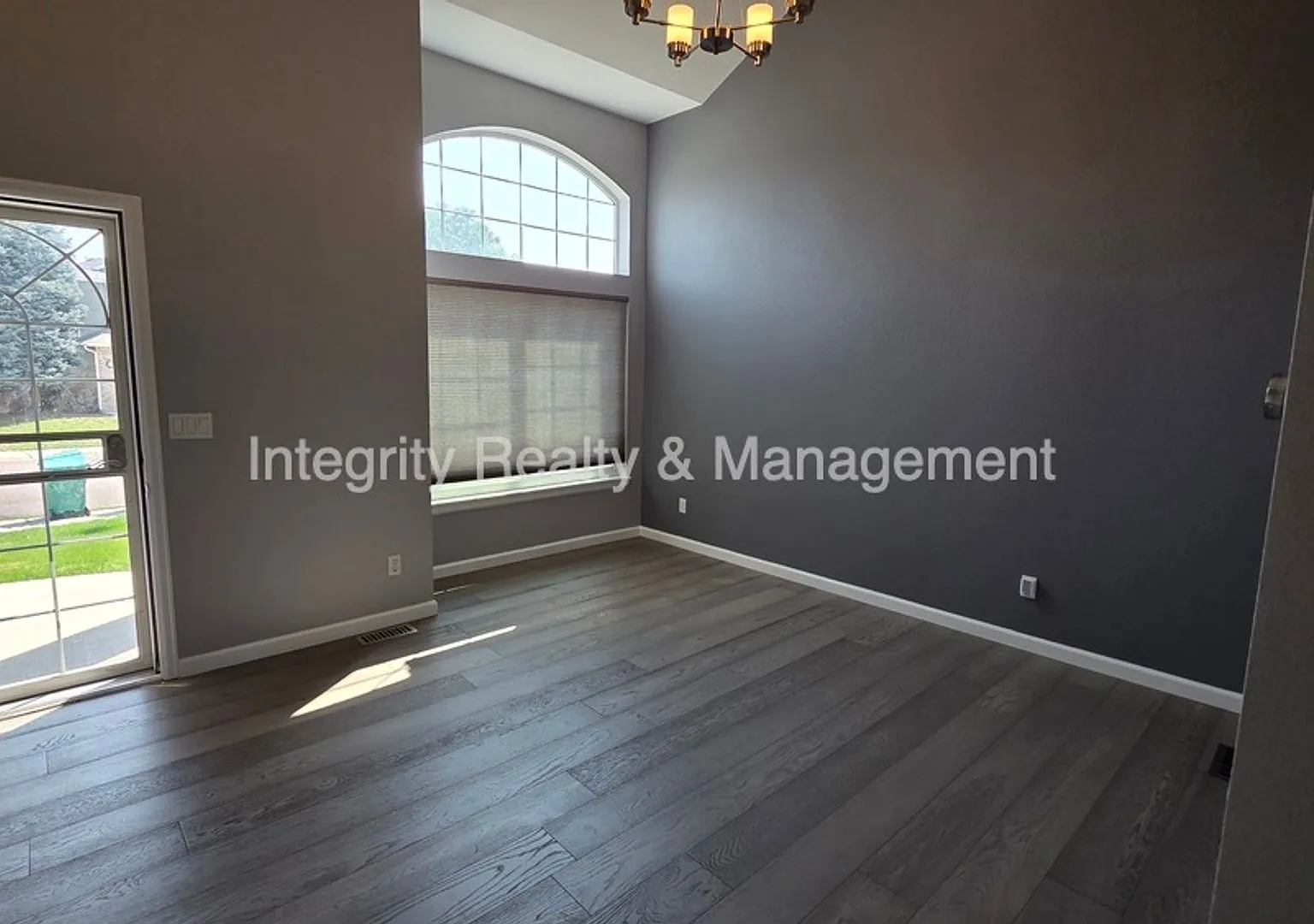 3 Bed/3.5 Bath, 2296 Sqft - 5056 Weeping Willow Cir — Photo 3