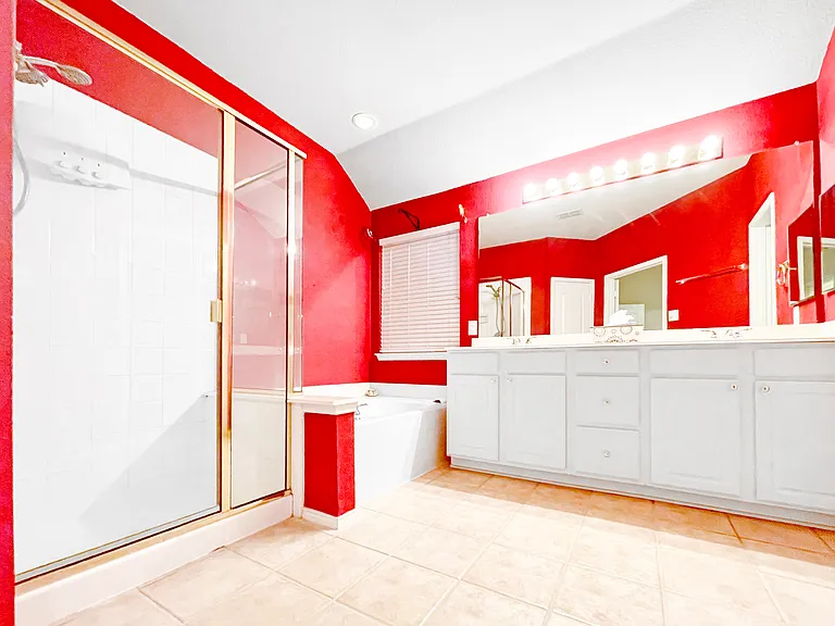 Primary Bathroom Ensuite, Separate Shower, Separate Tub, Dual Sink Vanity, and Walk-in Closet
