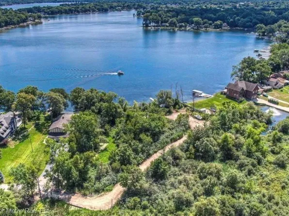 2577 Midwood Dr, Commerce Township, MI 48382