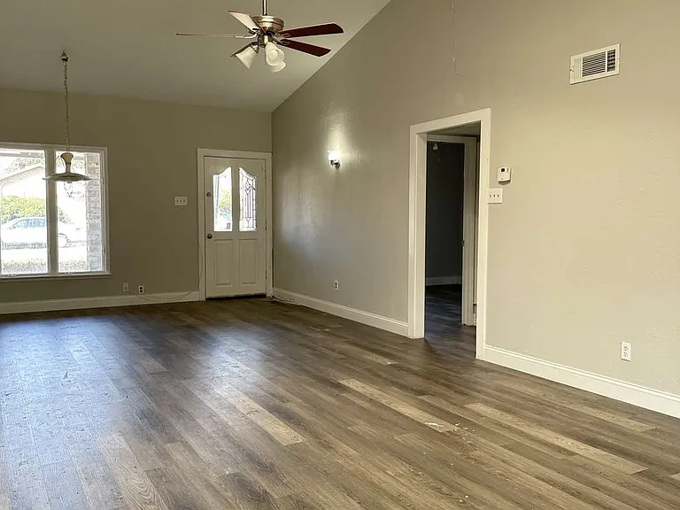 422 Woodmere Dr — Photo 4