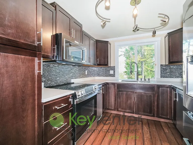 9522 1st Ave NE #B8 — Photo 8