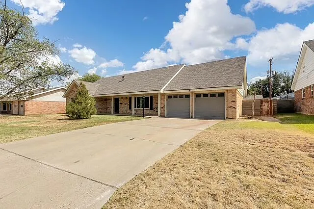 3 bed, 2.5 bath, 2757 sqft, $3,100 — Photo 2
