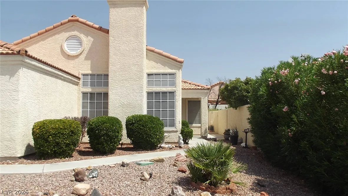 3 bed, 2.0 bath, 1614 sqft, $2,200 — Photo 1