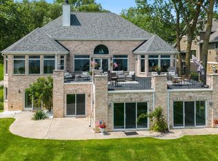 W304N2470 Maple Ave, Pewaukee, WI 53072