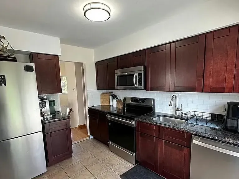 1422 Atkinson Ave — Photo 2