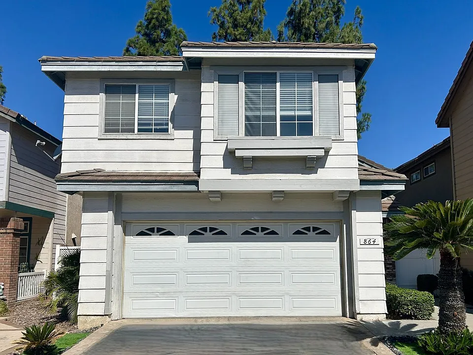 864 Bramble Ln