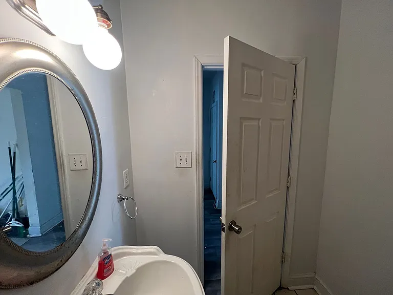1235 W Cary St — Photo 28