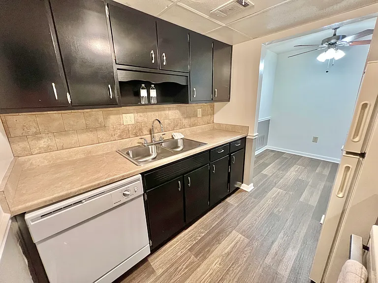 Mayfair Apartments — Photo 95
