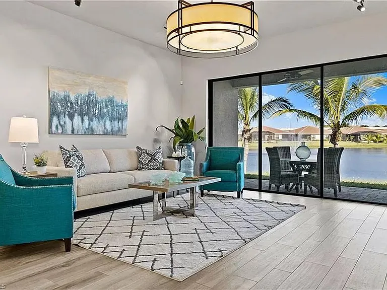 8150 Venetian Pointe Dr — Photo 1