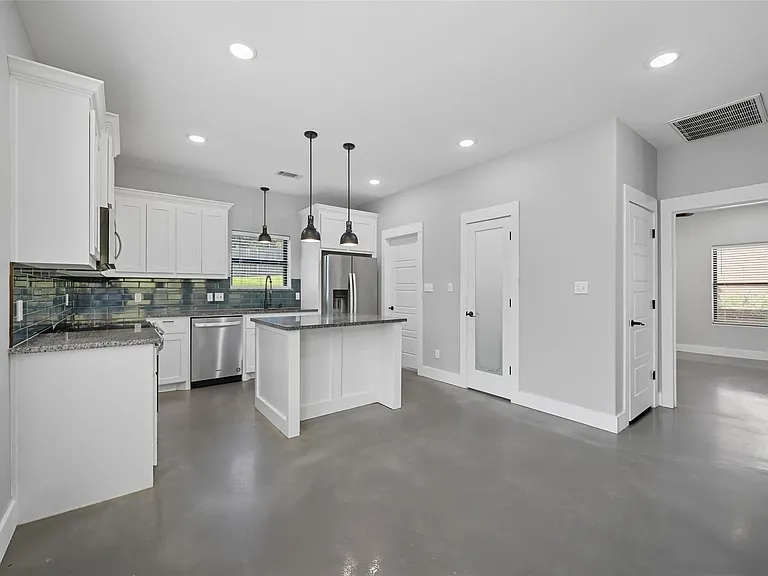 610 E Texas St — Photo 3