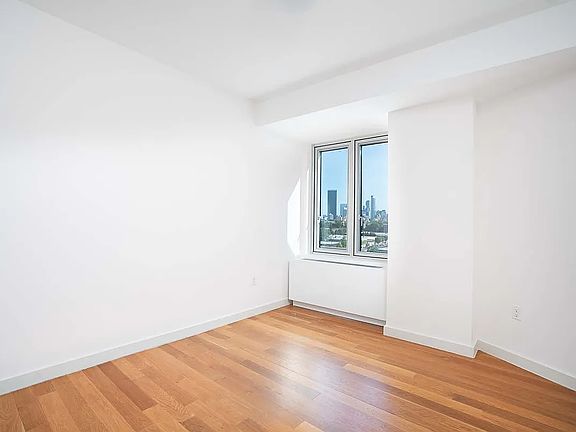 5th image of 31-43 Vernon Blvd #707