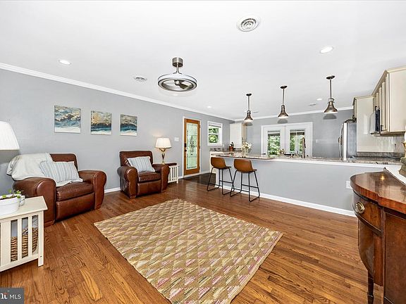 4th image of 8914 Gloria Ave