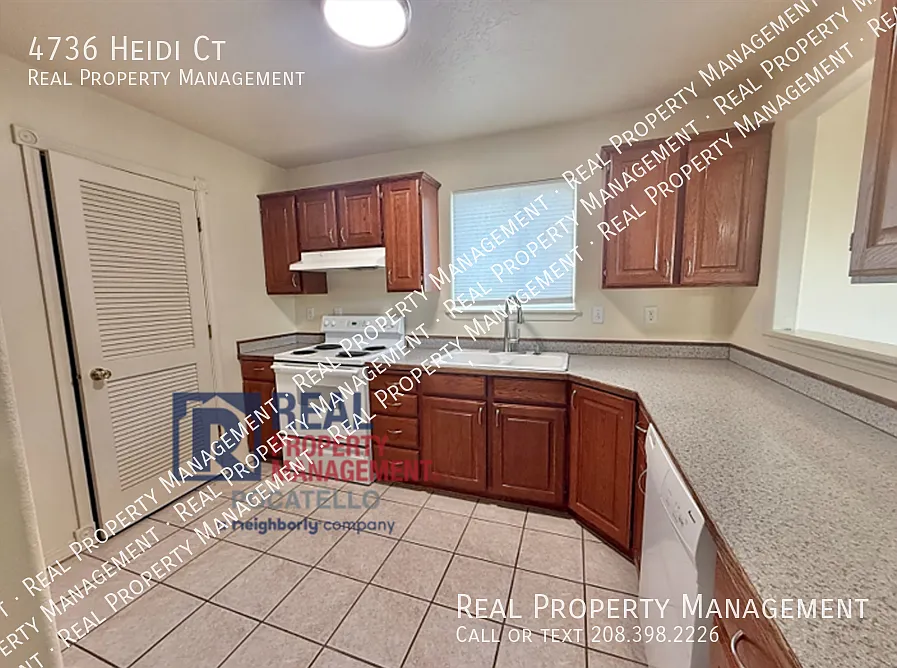 3 Bedroom 2.5 Bathroom Twin Home - 2 Car Garage — Photo 4