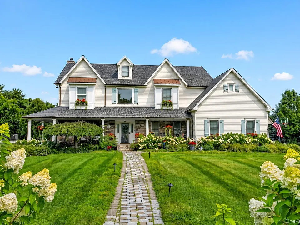 3 Canterbury Ln