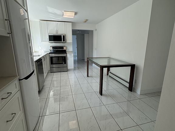 3rd image of 2410 Ottawa Ave