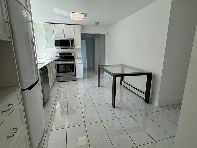 2410 Ottawa Ave — Photo 3