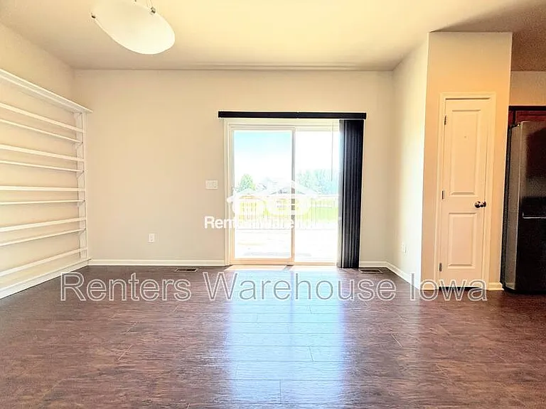 52 SE Booth Ave — Photo 9