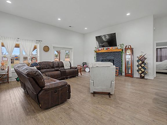 5th image of 437 Colonial Rd