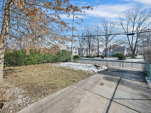 4th image of 188 Edgewater Park #D