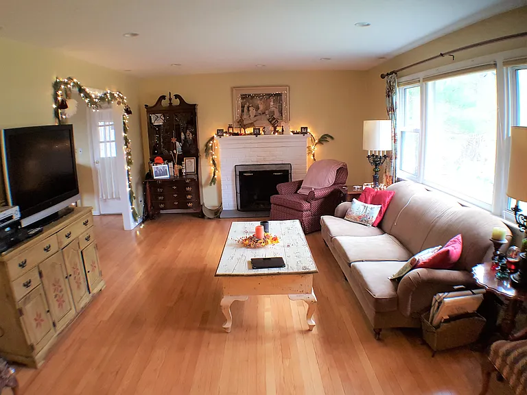 74 Eastview Ave — Photo 5