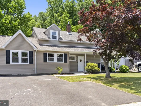 40 Ruby Ln, Levittown, PA 19055