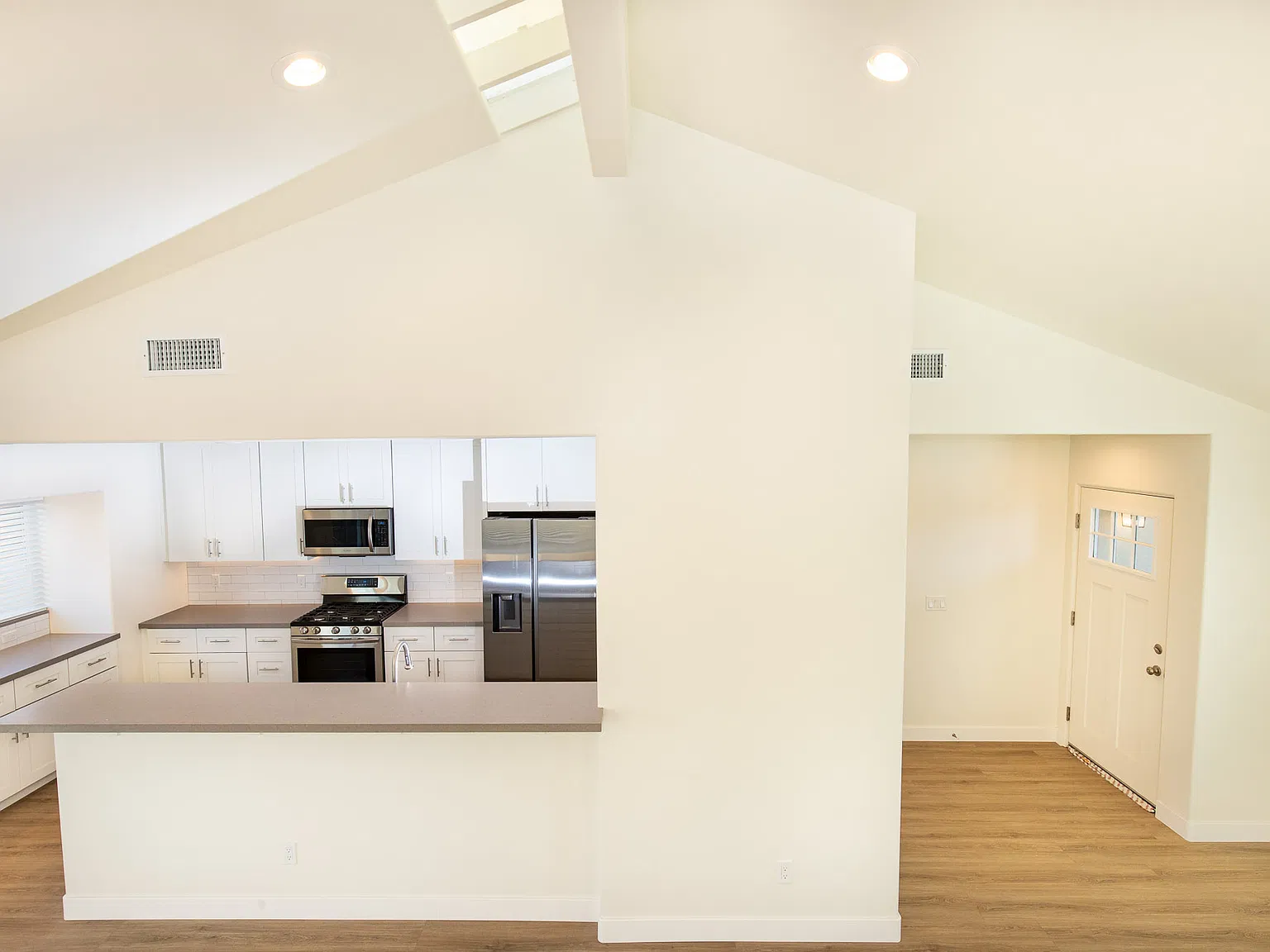 3 bed, 1300 sqft, $4,995 — Photo 3