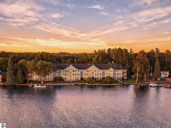 1246 Sunnyside Dr #204, Cadillac, MI 49601