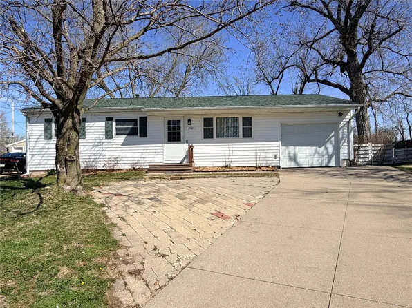 1340 Starry Dr, Marion, IA 52302
