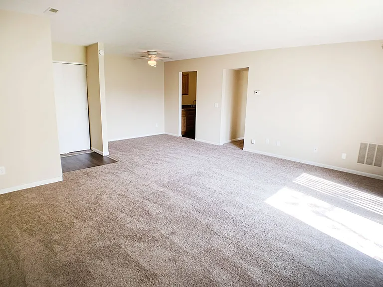 Crown Crossing Apartments — Photo 52