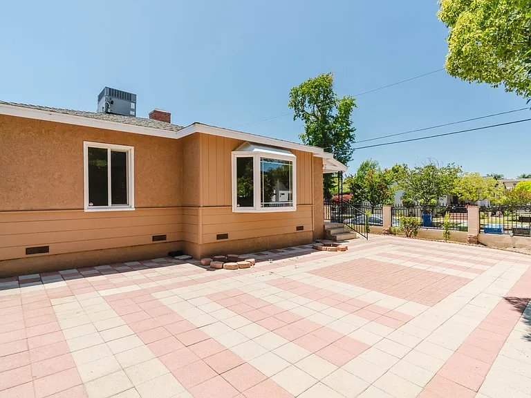 13856 Runnymede St — Photo 3