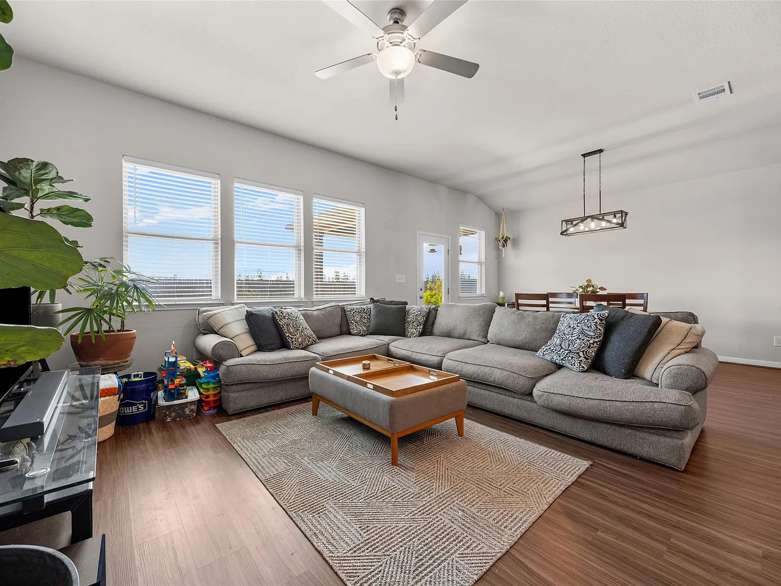 4 bed, 2.5 bath, 2603 sqft, $2,600 — Photo 4