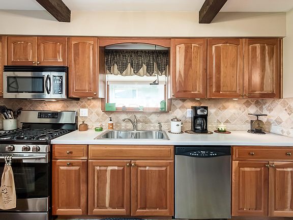 3rd image of 2579 Queensway Dr