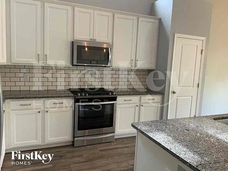 447 Stonefield Cir — Photo 3
