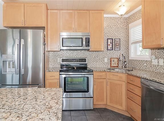 4th image of 102 N 13th St