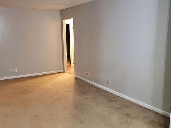 4th image of 395 Louise Ln