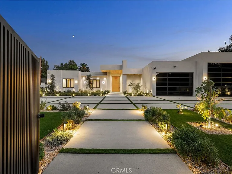 22924 Erwin St — Photo 3