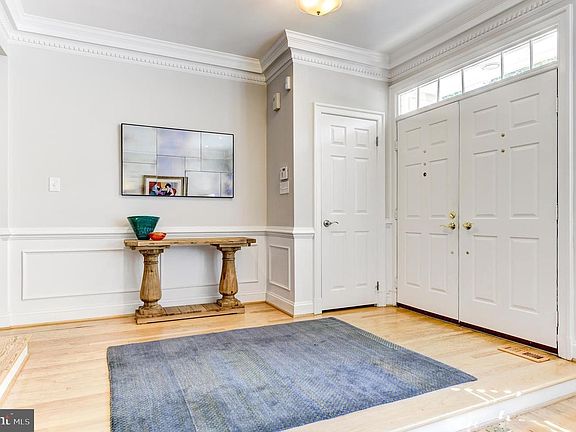 3rd image of 20 Maplewood Park Ct