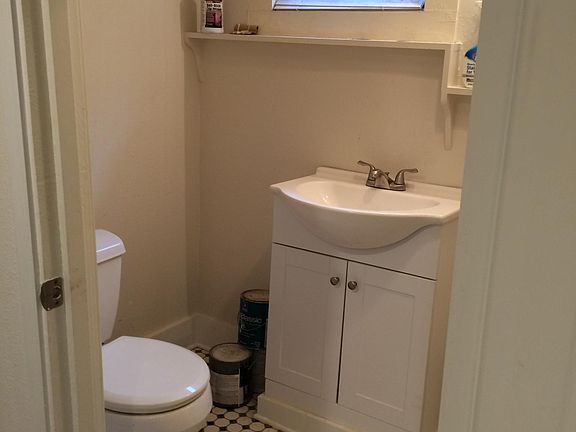 Bathroom with shower/tub combination