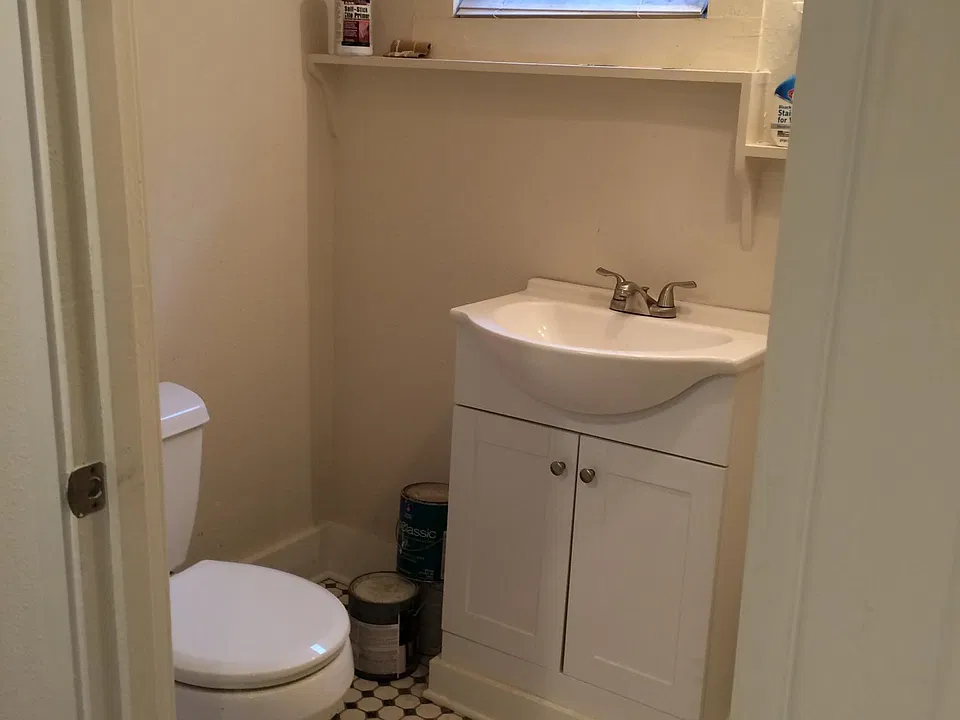 Bathroom with shower/tub combination
